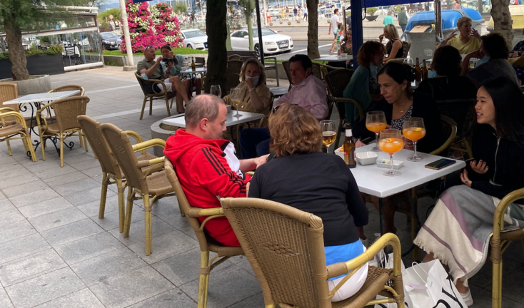 Varias personas sentadas en una terraza en la calle Reina Victoria de Santander. / Hardy