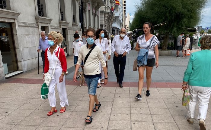 Varias personas con y sin mascarilla transitan por la calle Reina Victoria de Santander en el día de ayer. / Hardy