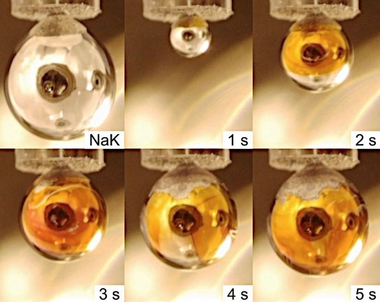 La imagen de la parte superior izquierda muestra una gota de Na-K en el vacío sin vapor de agua. Las otras imágenes muestran el desarrollo de esta gota a lo largo del tiempo cuando hay vapor de agua.