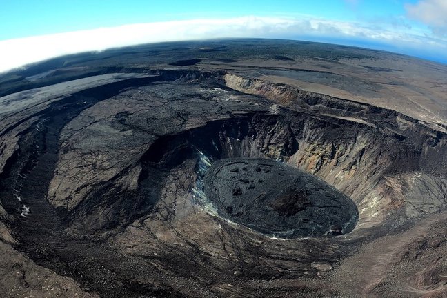 Una vista aérea de gran angular mira al sureste sobre la caldera de la cumbre de Kilauea el 22 de julio de 2021. Los grandes acantilados formados durante los colapsos de 2018 son visibles en el lado izquierdo de la foto.