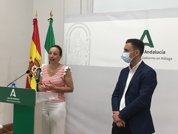 La delegada del Gobierno andaluz en Málaga, Patricia Navarro, y el alcalde de la localidad malagueña de Ojén, José Antonio Gómez.