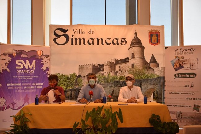 El alcalde de Simancas, Alberto Plaza (en el centro), en la presentación de actuaciones de 'Simancas, Villa de la Música'.