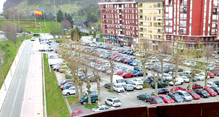 Vista del aparcamiento al aire libre de La Carmencita en Torrelavega. / alerta