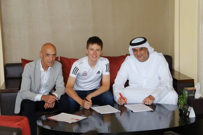 El ciclista esloveno Tadej Pogacar firma su renovación de contrato con el UAE-Team Emirates hasta 2027