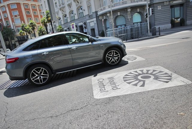 Archivo - Un coche sobre el distintivo de Madrid Central en Madrid (España), a 27 de julio de 2020.