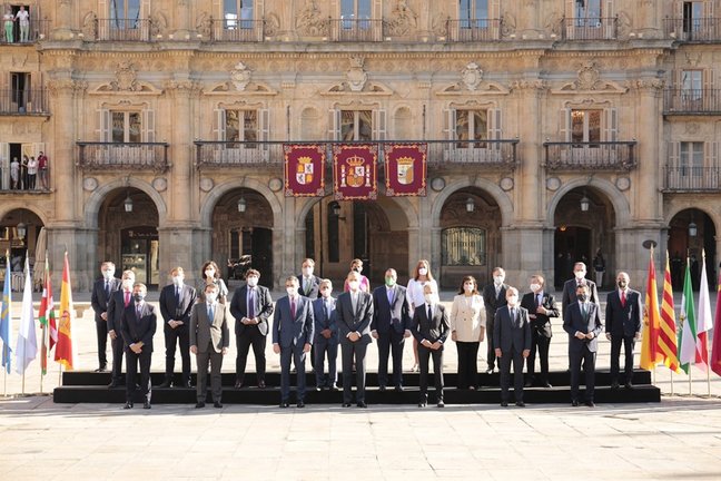 Foto de familia antes de celebrarse la Conferencia de Presidentes en Salamanca