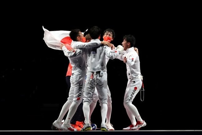 El equipo japonés de esgrima celebra la medalla de oro en sable por equipos en los Juegos Olímpicos de Tokyo 2020