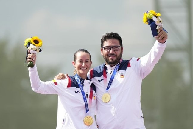 Los tiradores españoles Fátima Gálvez y Alberto Fernández, campeones olímpicos en equipo mixto de foso olímpico en Tokyo 2020.