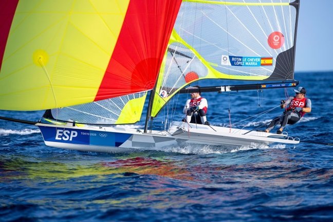 Los regatistas españoles Diego Botín y Iago López Marra en una regata de la clase 49er en los Juegos Olímpicos de Tokio