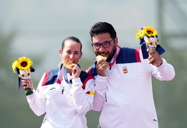 Fátima Gálvez y Alberto Fernández muerden la medalla de oro en equipo mixto de foso olímpico en los Juegos de Tokyo 2020.