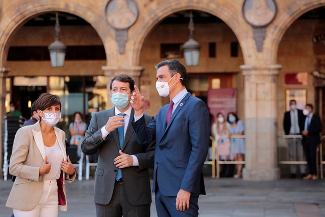 El presidente de la Junta de Castilla y León, Alfonso Fernández Mañueco, conversa con el presidente del Gobierno, Pedro Sánchez,  durante la XXIV Conferencia de Presidentes en Salamanca, Castilla y León (España). 