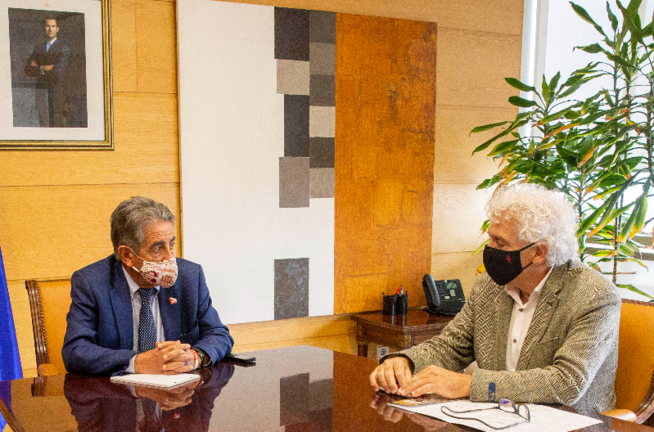El presidente, M.A. Revilla y el presidente, de la Asociación de Hostelería, Ángel Cuevas. / ALERTA / ARCHIVO