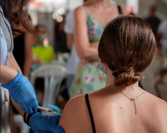 Una enfermera administra la vacuna moderna a una joven. EFE