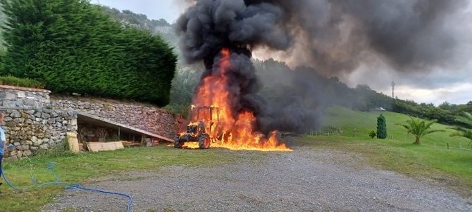 Tractor incendiado en Arredondo