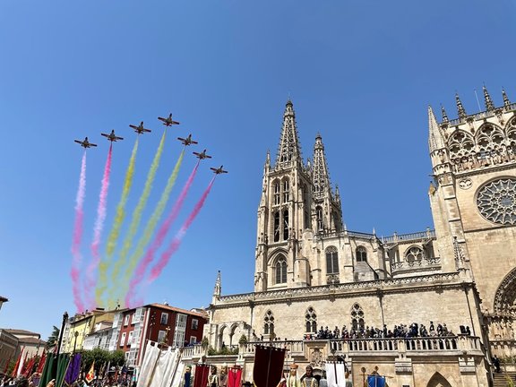 Patrulla Águila sobrevolando la Catedral de Burgos en su octavo centenario