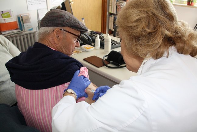 Archivo - Anciano siendo vacunado de la gripe