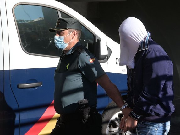 Uno de los investigados por la muerte de Samuel Luiz acude, esposado y acompañado de un agente de la Policía Nacional, al  Juzgado de Instrucción número 8 de A Coruña