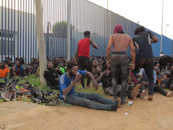 Un grupo de migrantes de origen subsahariano, a las puertas del Centro de Estancia Temporal de Inmigrantes (CETI) de Melilla, después de haber saltado la valla con Marruecos, a 22 de julio de 2021, en Melilla (España).