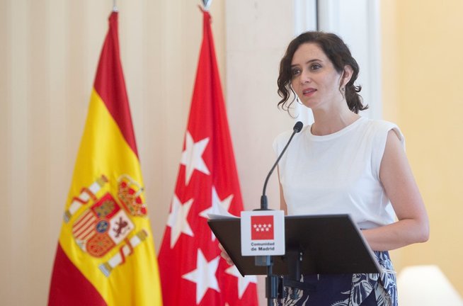 La presidenta de la Comunidad de Madrid, Isabel Díaz Ayuso, ofrece una rueda de prensa tras su reunión con el artista cubano Yotuel Romero en la Real Casa de Correos, a 2 de agosto de 2021, en Madrid (España). 