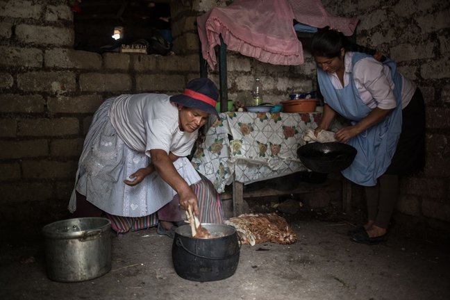 Archivo - Mujeres cocinando en Perú