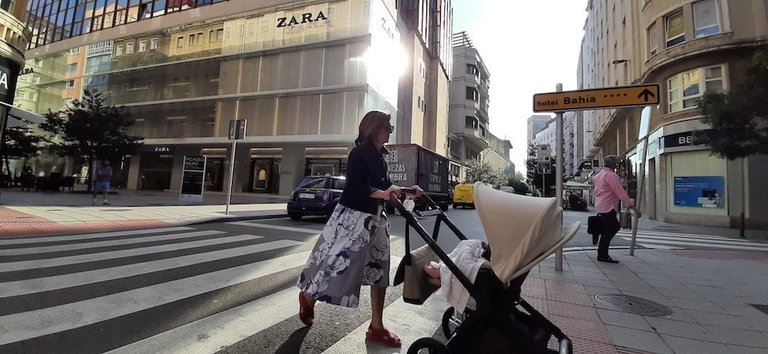 Una persona con mascarilla cruza una calle en el centro de Santander en el día de hoy. / S. Díaz