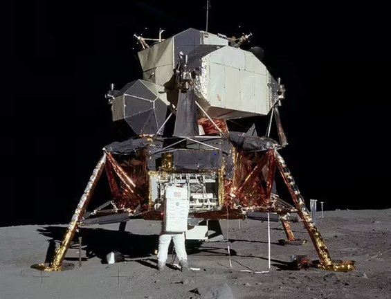Aspecto del módulo Eagle del Apolo 11, con la etapa de ascenso en la parte superior.