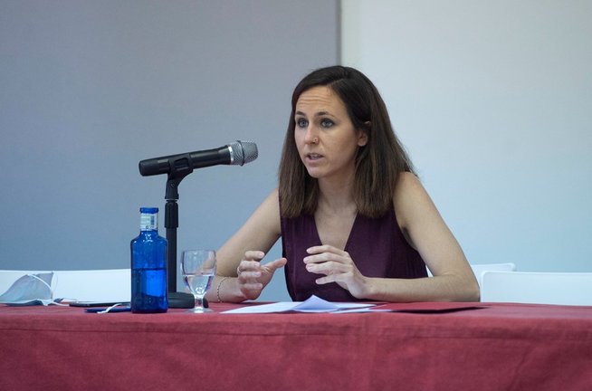 La ministra de Derechos Sociales y Agenda 2030, Ione Belarra, imparte la conferencia 'Democracia feminista: Economía de los cuidados, sostenibilidad de la vida y garantía de los derechos sociales', a 23 de julio de 2021, en San Lorenzo El Escorial, Madrid