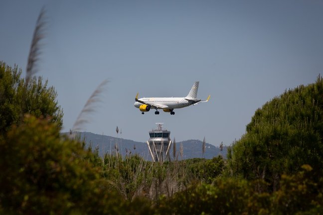 Archivo - Un avión aterriza en el aeropuerto de Josep Tarradellas Barcelona-El Prat, cerca del espacio protegido natural de La Ricarda, a 9 de junio de 2021, en El Prat de Llobregat, Barcelona, Cataluña (España). 