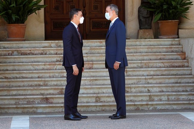 El Rey Felipe VI (d) recibe en el Palacio de Marivent al presidente del Gobierno, Pedro Sánchez (i), a 3 de agosto de 2021, en Palma de Mallorca, Mallorca, (España).