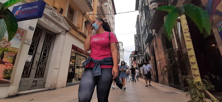 Varias personas con mascarilla pasean por la céntrica calle de Torrelavega, Consolación. / S. Díaz
