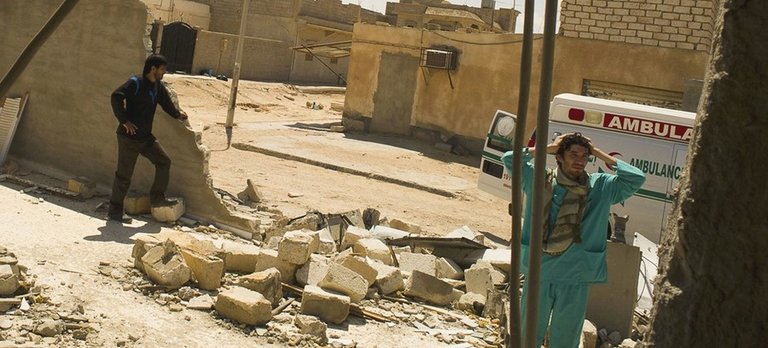 Archivo - Medicos durante una visita a una clínica en la localidad libia de Adjdabiya, que fue destruida en abril de 2021.