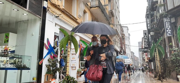 Varias personas con paraguas por la calle Consolación en el día de hoy, que las lluvias son la predominante. / S. Díaz