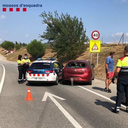 Un conductor ebrio ha hecho chocar su coche contra el de los Mossos para intentar huir de la policía en Vidreres (Girona)