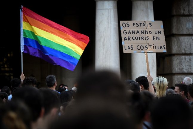 Un joven sostiene una pancarta durante una manifestación para condenar el asesinato del joven Samuel de 24 año sen A Coruña debido a una paliza, a 5 de julio de 2021, en Valencia