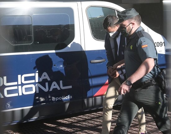 Uno de los investigados por la muerte de Samuel Luiz acude, esposado y acompañado de un agente de la Policía Nacional, al  Juzgado de Instrucción número 8 de A Coruña
