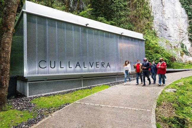 El vicepresidente y consejero de Universidades, Igualdad, Cultura y Deporte, Pablo Zuloaga, inaugura el centro de visitantes de la cueva de Cullalvera