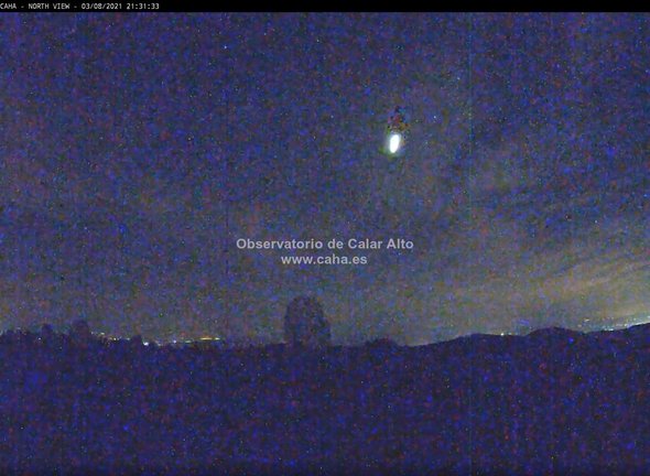 Perseida captada por las cámaras exteriores del observatorio astronómico de Calar Alto en Gérgal (Almería)