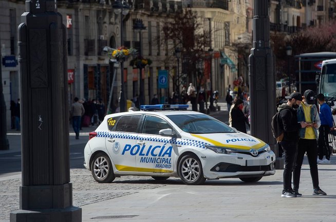 Un coche de Policía Municipal circula por el centro de Madrid.