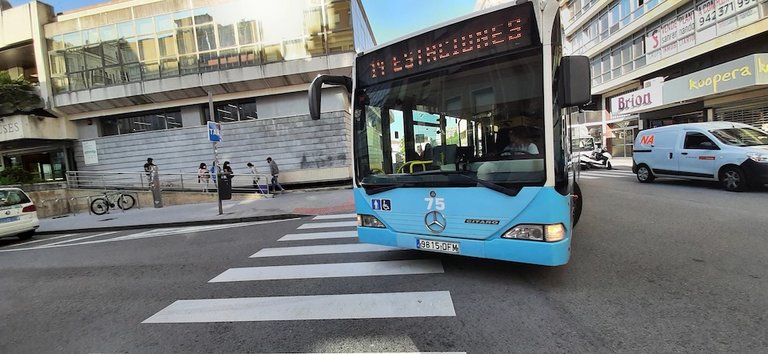 Un autobús de Santander por la zona de las estaciones. / S. Díaz