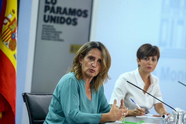 La vicepresidenta tercera y ministra para la Transición Ecológica y el Reto Demográfico, Teresa Ribera, y la ministra Portavoz, Isabel Rodríguez.