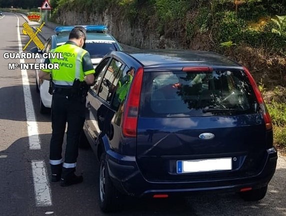 La Guardia Civil ha investigado a un conductor por circular a 135 km/h en un tramo limitado a 50 en Camariñas (A Coruña).