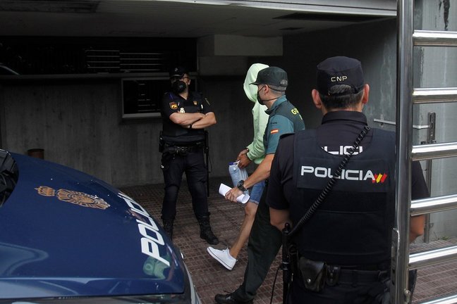 Uno de los acusados por el crimen de Samuel Luiz a su llegada al juzgado en A Coruña.
