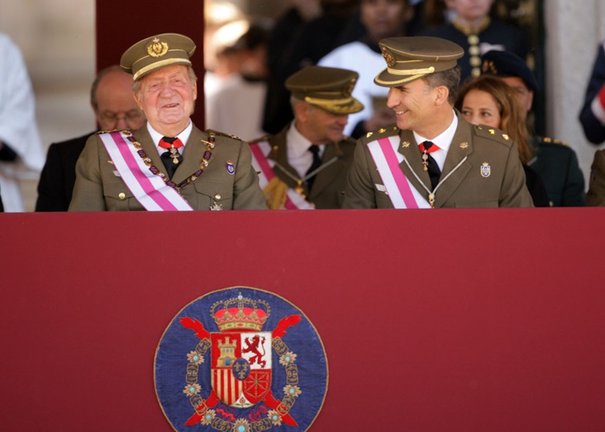 Archivo - El rey emérito (izquierda) antes de su salida de España