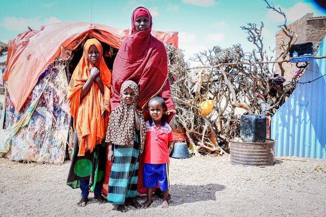 Archivo - Una mujer desplazada con sus hijos en Somalia