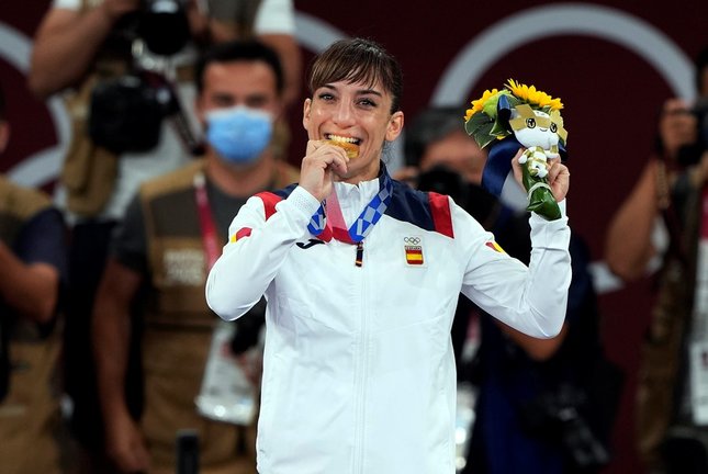 La karateca española Sandra Sánchez con su oro en kata en los Juegos Olímpicos de Tokio
