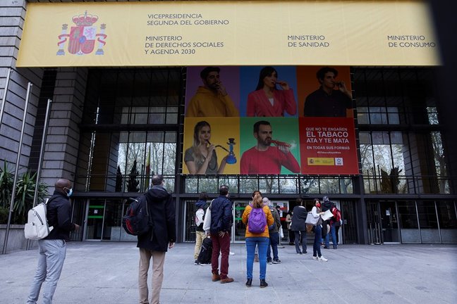 Archivo - Varias personas hacen cola en el exterior del Ministerio de Sanidad para acceder al centro de examen de las pruebas de Formación Sanitaria Especializada (FSE), en Madrid (España), a 27 de marzo de 2021.