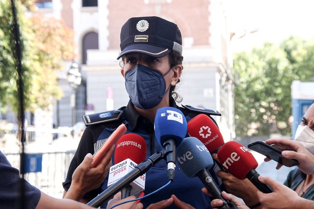 La portavoz de la Policía Municipal, Esther de Gregorio, ofrece declaraciones a los medios de comunicación para informar sobre el dispositivo de seguridad previsto para las fiestas de agosto en la capital, a 6 de agosto de 2021, en Madrid, (España). 