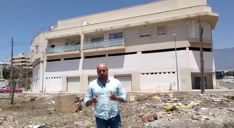 El diputado de Vox por Almería, Rodrigo Alonso, en su visita al barrio de Santa María en El Ejido (Almería).
