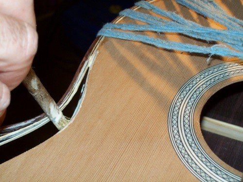 Archivo - Construcción de una guitarra, en imagen de archivo