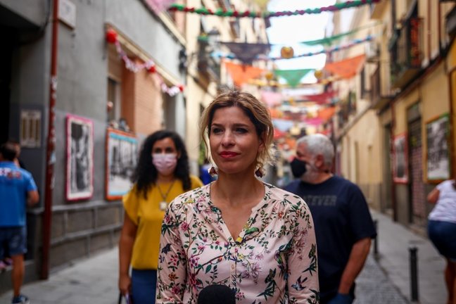 La portavoz del Partido Socialista en la Asamblea de Madrid, Hana Jalloul, en el barrio de Lavapiés, a 7 de agosto de 2021, en Madrid (España).